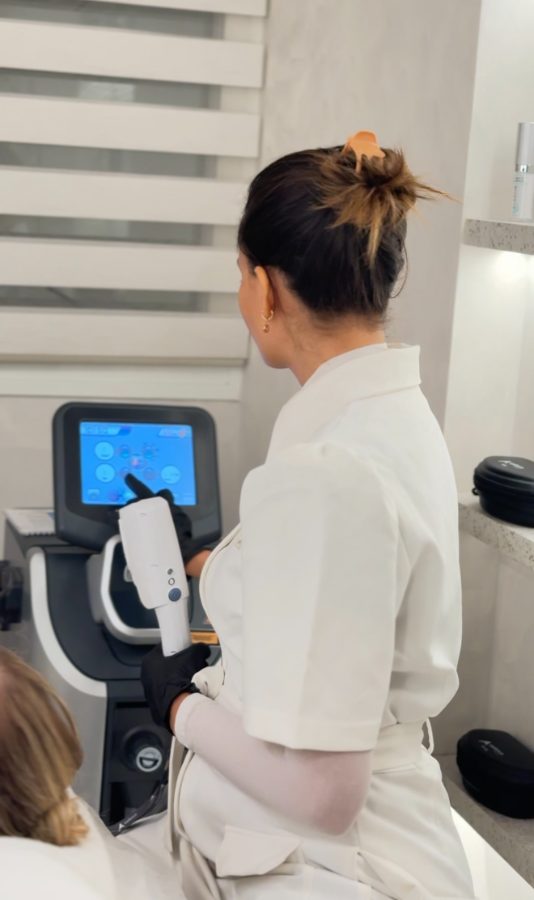 Operação de equipamento estético facial, vista de perfil