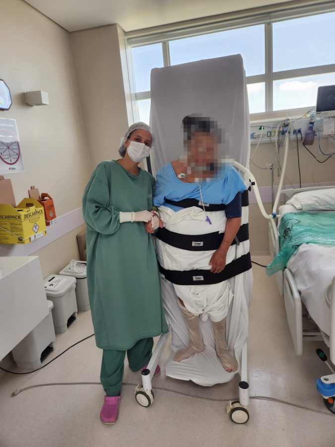 Atendimento de fisioterapia hospitalar, com o rosto da paciente preservado