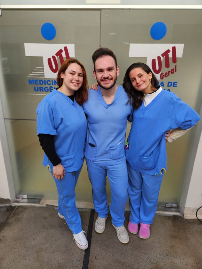 Equipe de fisioterapia na entrada da UTI Geral